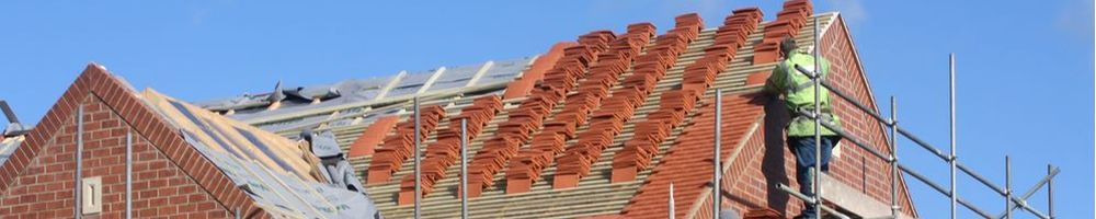 Nieuwe dakpannen plaatse in Aalsmeer